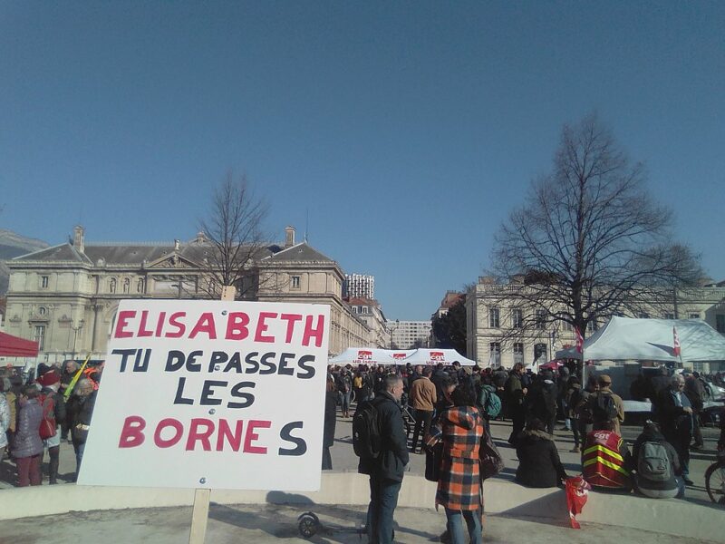 Réforme des retraites : Elisabeth Borne figure face à l'opposition